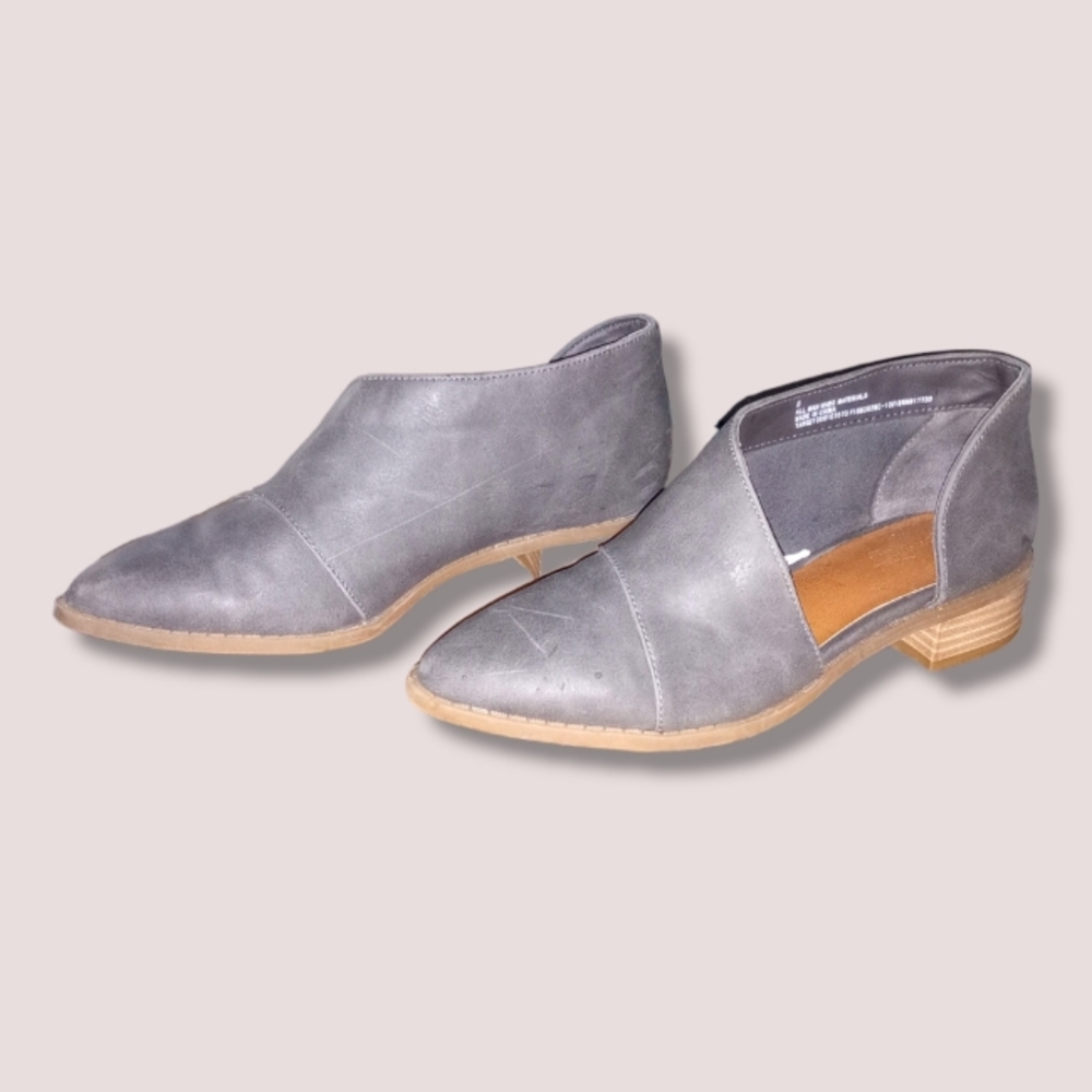 Universal Thread Half Cut out Slip-on Bootie